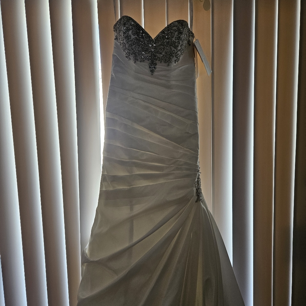 Strapless Sweetheart Trumpet Wedding Dress / Gown